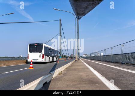 Die Theodor-Heuss-Brücke, Rheinquerung, Schrägseilbrücke, erste Straßenbrücke der s.g. Düsseldorfer Brückenfamilie, ist marode, für, Betonschäden Fahrzeuge über 30 Tonnen Gesamtgewicht gesperrt, die Planungen eines Ersatzneubau sind angelaufen, Düsseldorf, NRW, Deutschland Theodor-Heuss-Brücke *** Düsseldorf 30 Düsseldorf Banque D'Images