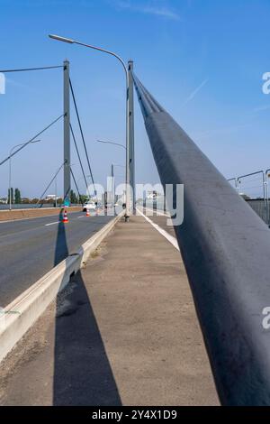 Die Theodor-Heuss-Brücke, Rheinquerung, Schrägseilbrücke, erste Straßenbrücke der s.g. Düsseldorfer Brückenfamilie, ist marode, für, Betonschäden Fahrzeuge über 30 Tonnen Gesamtgewicht gesperrt, die Planungen eines Ersatzneubau sind angelaufen, Düsseldorf, NRW, Deutschland Theodor-Heuss-Brücke *** Düsseldorf 30 Düsseldorf Banque D'Images