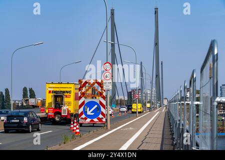 Die Theodor-Heuss-Brücke, Rheinquerung, Schrägseilbrücke, erste Straßenbrücke der s.g. Düsseldorfer Brückenfamilie, ist marode, für, Betonschäden Fahrzeuge über 30 Tonnen Gesamtgewicht gesperrt, die Planungen eines Ersatzneubau sind angelaufen, Düsseldorf, NRW, Deutschland Theodor-Heuss-Brücke *** Düsseldorf 30 Düsseldorf Banque D'Images