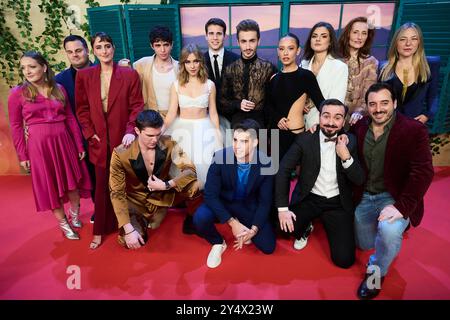 Emilia Lazo, Eric Maspi, Julio Pena, Hugo Arbues, Guillermo Lasheras, Clara Galle, Natalia Azahara, Pilar Castro, Marcal Fores, Lucia de la Puerta, Maria Casals, Rachel Lascar assiste à la première de 'A traves de mi ventana (à travers ma fenêtre)' au Cinéma Callao le 2 février 2022 à Madrid, Espagne. Banque D'Images