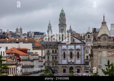 Une vue panoramique de Porto, Portugal avec la Tour Clergios et des maisons colorées Banque D'Images