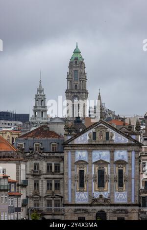 Une vue panoramique de Porto, Portugal avec la Tour Clergios et des maisons colorées Banque D'Images