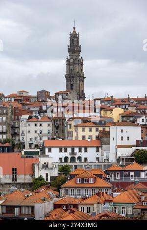 Une vue panoramique de Porto, Portugal avec la Tour Clergios et des maisons colorées Banque D'Images