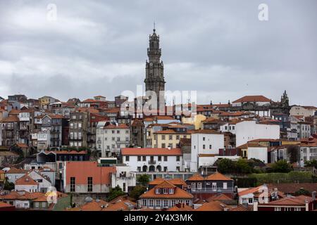 Une vue panoramique de Porto, Portugal avec la Tour Clergios et des maisons colorées Banque D'Images