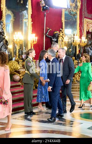 Le roi Felipe VI d'Espagne, la reine Letizia d'Espagne, la princesse héritière Leonor, Fernando Grande Marlaska assistent à une réception pour la fête nationale au Palais royal le 12 octobre 2023 à Madrid, Espagne. Banque D'Images