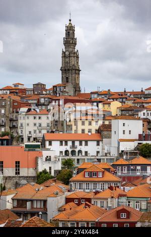 Maisons colorées bordent la colline à Porto, Portugal Banque D'Images