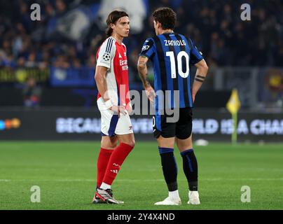 Riccardo Calafiori d'Arsenal et Nicolo Zaniolo d'Atalanta réagissent après le match de l'UEFA Champions League au Stadio di Bergamo, en Italie. Date de la photo : jeudi 19 septembre 2024. Banque D'Images