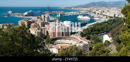 Vue sur le port de Malaga, les arènes de la Malagueta, la côte et la ville depuis le Parador de Gibralfaro. Province de Málaga, Andalousie, Espagne. Banque D'Images