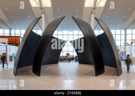 Sculpture « sphères inclinées » de Richard Serra au terminal 1, International, départs à l'aéroport international Pearson. Banque D'Images