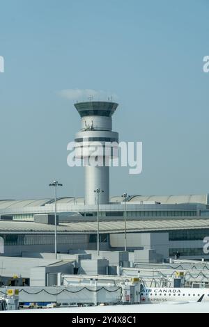 Tour de contrôle de la circulation aérienne à l’aéroport international Pearson de Toronto avec en arrière-plan à Mississauga, ON, Canada. Banque D'Images