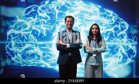 Administrateurs utilisant l'intelligence artificielle informatique simulant les processus de pensée du cerveau humain dans un modèle informatisé. Portrait d'employés travaillant avec des algorithmes d'apprentissage automatique IA, caméra B. Banque D'Images