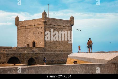 Golden Hour magie à Essaouira, flâner dans les charmantes rues et assister au coucher de soleil à couper le souffle sur l'Atlantique, le Maroc Banque D'Images