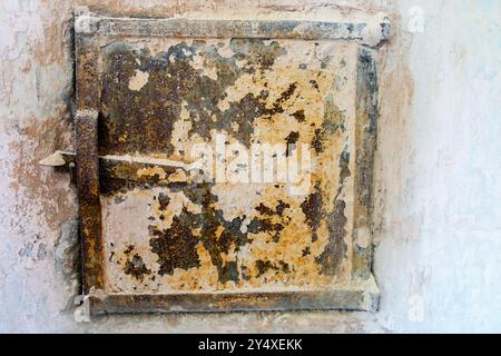 porte de poêle en fer, porte de poêle ancienne, porte de poêle en fer rouillé, motif de fond, porte de poêle rouillée Banque D'Images