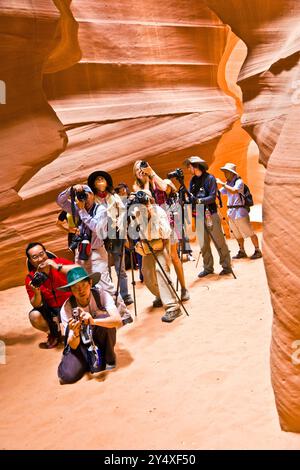 PAGE, USA - 14 JUILLET 2008 : : photographes prenant des photos du Canyon Antelope supérieur dans la lumière de midi à page, USA. Les indiens proposent des visites guidées spéciales Banque D'Images