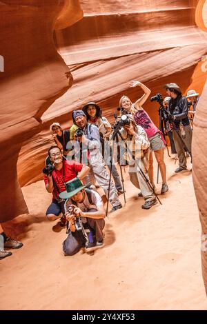 PAGE, USA - 14 JUILLET 2008 : : photographes prenant des photos du Canyon Antelope supérieur dans la lumière de midi à page, USA. Les indiens proposent des visites guidées spéciales Banque D'Images