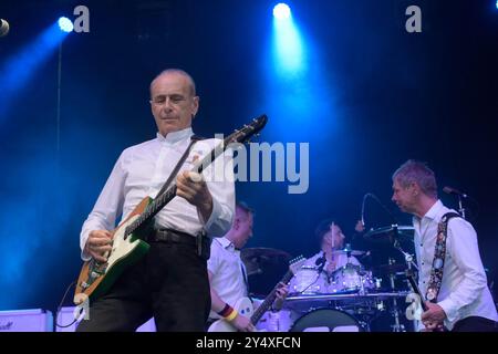 Francis Rossi Gesang, Gitarre, Richie Malone Gitarrist, Leon Cave Schlagzeug und John Edward Bass geben ein Konzert mit ihrer Band Status quo im Schlosspark Oranienburg. *** Francis Rossi chant, guitare, guitariste Richie Malone, batterie Leon Cave et John Edward bass donnent un concert avec leur groupe Status quo au Schlosspark Oranienburg Banque D'Images