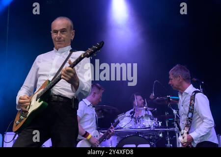 Francis Rossi Gesang, Gitarre, Richie Malone Gitarrist, Leon Cave Schlagzeug und John Edward Bass geben ein Konzert mit ihrer Band Status quo im Schlosspark Oranienburg. *** Francis Rossi chant, guitare, guitariste Richie Malone, batterie Leon Cave et John Edward bass donnent un concert avec leur groupe Status quo au Schlosspark Oranienburg Banque D'Images