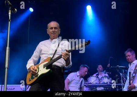 Francis Rossi Gesang, Gitarre, Richie Malone Gitarrist, Leon Cave Schlagzeug und John Edward Bass geben ein Konzert mit ihrer Band Status quo im Schlosspark Oranienburg. *** Francis Rossi chant, guitare, guitariste Richie Malone, batterie Leon Cave et John Edward bass donnent un concert avec leur groupe Status quo au Schlosspark Oranienburg Banque D'Images