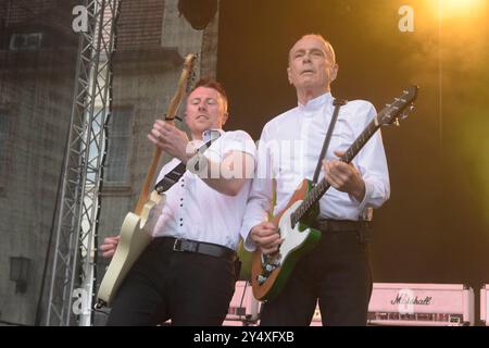 Richie Malone Gitarrist und Francis Rossi Gesang, Gitarre geben ein Konzert mit ihrer Band Status quo im Schlosspark Oranienburg. *** Richie Malone guitariste et Francis Rossi chant, guitare donnent un concert avec leur groupe Status quo dans le Schlosspark Oranienburg Banque D'Images