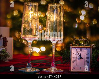 Deux verres à champagne vides et un compte à rebours vintage pour la célébration du nouvel an. Banque D'Images