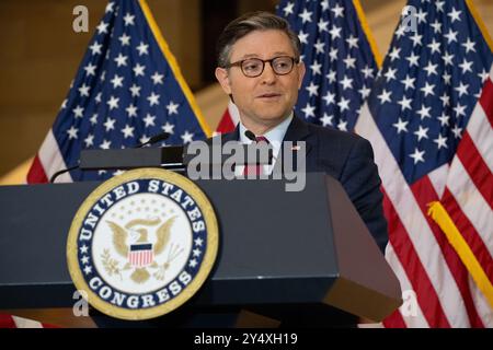 Washington, États-Unis. 18 septembre 2024. U. Le Président de la Chambre Mike Johnson, R-LA, prononce une allocution lors d'une cérémonie de remise de la médaille d'or du Congrès en reconnaissance des figures cachées de la NASA à l'Emancipation Hall du Capitole des États-Unis, le 18 septembre 2024, à Washington, DC des médailles d'or du Congrès ont été décernées à Katherine Johnson, Christine Darden, Dorothy Vaughan et Mary W. Jackson en reconnaissance de leur service aux États-Unis. Crédit : Joel Kowsky/NASA/Alamy Live News Banque D'Images