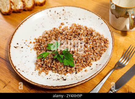 Bouillie de sarrasin servie dans une assiette Banque D'Images