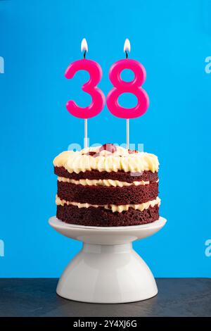 Gâteau D'anniversaire Avec Les Bougies Numéro 38 Photo Stock - Alamy