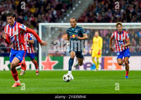 Madrid, Espagne. 19 septembre 2024. Estadio Civitas Metropolitano Madrid, Espagne - 19 septembre : Xavi Simons de Leipzig C) court avec le ballon lors du match de phase MD1 de la Ligue des Champions de l'UEFA 2024/25 entre l'Atletico de Madrid et le RB Leipzig à l'Estadio Civitas Metropolitano le 19 septembre 2024 à Madrid, Espagne. (Alberto Gardin/SPP) crédit : photo de presse SPP Sport. /Alamy Live News Banque D'Images