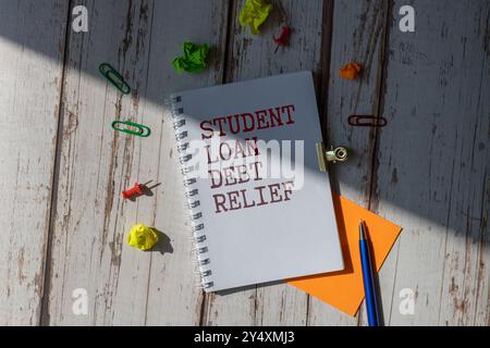 Concept de problème financier. Concept de dette de prêt. L'accent sélectif sur le conseil d'administration dette de prêt écrit à la main Banque D'Images