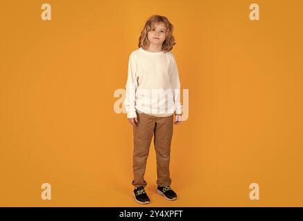 Photo pleine grandeur d'un enfant de l'école isolé sur fond jaune. Banque D'Images