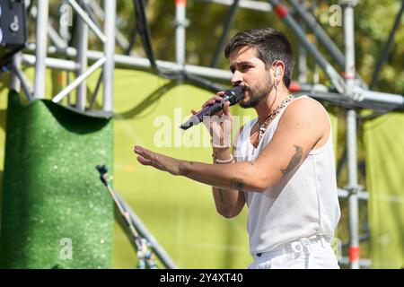 Camilo se produit sur scène lors du concert Hispanidad au monument de la Puerta de Alcala le 9 octobre 2022 à Madrid, en Espagne. Des milliers de personnes ont assisté au concert que le chanteur colombien a donné dans le centre-ville. Banque D'Images