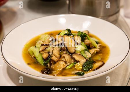 Cuisine du Sichuan simple et authentique de champignons braisés en tranches avec bok choy ou chou chinois. Banque D'Images