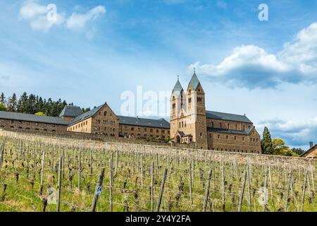 Cloître bénédictin et abbaye de Hildegart dans le Rheingau entouré de vignobles Riesling, près de Rüdesheim, Allemagne Banque D'Images