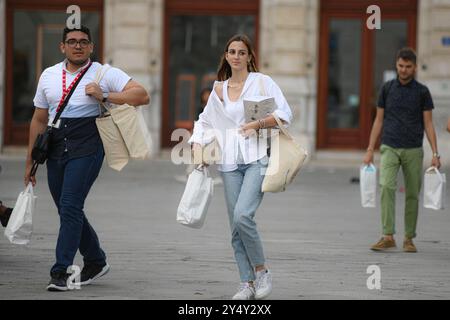 Trieste : les gens font du shopping sur la Piazza della Borsa, Italie Banque D'Images