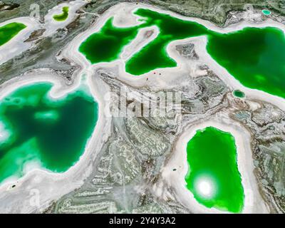 Vue de dessus sur les piscines émeraude du lac Dachaidan à Qinghai, Chine, espace de copie pour le texte, aérien, fond drone prise Banque D'Images