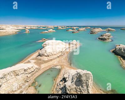 C'est Yadan sur l'eau. Nous savons tous que Yadan est un relief érodé par le vent, qui se forme après une longue période d'abrasion, Qinghai, Chine Banque D'Images