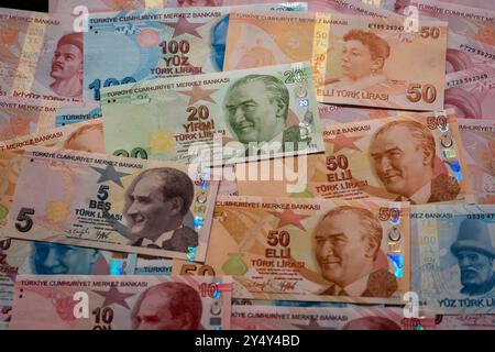 Collecte de divers billets de banque en lires turques, y compris des coupures de 5, 10, 20, 50 et 100 lires. Chaque projet de loi présente des portraits de Turkis éminents Banque D'Images