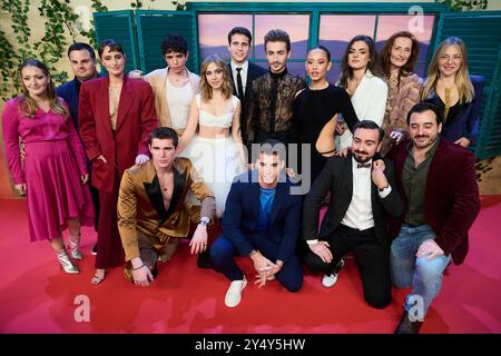 Emilia Lazo, Eric Maspi, Julio Pena, Hugo Arbues, Guillermo Lasheras, Clara Galle, Natalia Azahara, Pilar Castro, Marcal Fores, Lucia de la Puerta, Maria Casals, Rachel Lascar assiste à la première de 'A traves de mi ventana (à travers ma fenêtre)' au Cinéma Callao le 2 février 2022 à Madrid, Espagne. Banque D'Images