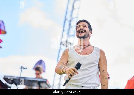 Camilo se produit sur scène lors du concert Hispanidad au monument de la Puerta de Alcala le 9 octobre 2022 à Madrid, en Espagne. Des milliers de personnes ont assisté au concert que le chanteur colombien a donné dans le centre-ville. Banque D'Images