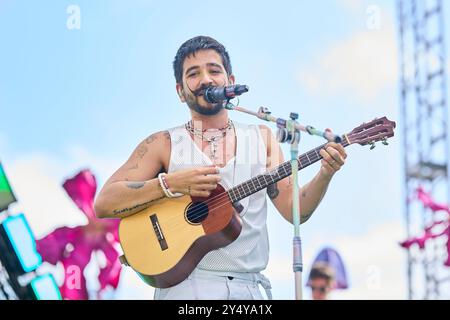 Camilo se produit sur scène lors du concert Hispanidad au monument de la Puerta de Alcala le 9 octobre 2022 à Madrid, en Espagne. Des milliers de personnes ont assisté au concert que le chanteur colombien a donné dans le centre-ville. Banque D'Images