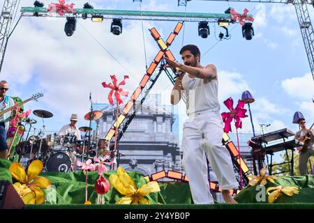 Camilo se produit sur scène lors du concert Hispanidad au monument de la Puerta de Alcala le 9 octobre 2022 à Madrid, en Espagne. Des milliers de personnes ont assisté au concert que le chanteur colombien a donné dans le centre-ville. Banque D'Images