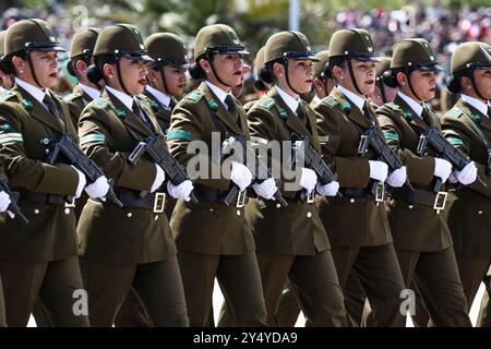 Santiago du Chili - 19 septembre 2024 : défilé des carabiniers féminins le jour des Glories de l'armée au parc O'Higgins lors d'une cérémonie qui donne le coup d'envoi du défilé des Fiestas Patrias connu sous le nom de la Parada Militar. Cet événement, rempli d'importance culturelle, met en valeur la fierté et l'unité de la nation alors que les Chiliens célèbrent leur patrimoine. Photo : Lucas Aguayo / UNAR photo Banque D'Images