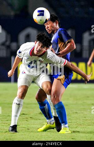 Bandung, Indonésie. 19 septembre 2024. Sittha Boonlha (G) du Port FC rivalise pour le ballon lors du match de football du groupe F de la Ligue des champions deux de l'AFC entre l'indonésien Persib Bandung et le thaïlandais du Port FC à Bandung, Java Ouest, Indonésie, le 19 septembre 2024. Crédit : Septianjar Muharam/Xinhua/Alamy Live News Banque D'Images