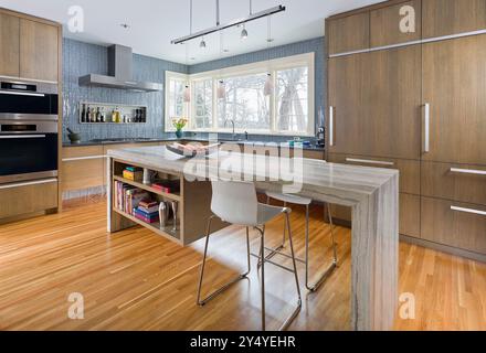 Cuisine moderne avec armoires en chêne blanc scié et grand îlot en pierre Banque D'Images