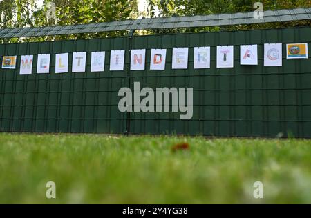 19 septembre 2024, basse-Saxe, Leer : la Journée mondiale de l'enfance est célébrée dans un jardin d'enfants en Frise orientale. De 0830 déclarations avec la ministre fédérale Lisa Paus (Verts), membre du conseil d'administration du Fonds allemand pour l'enfance, Anja Siegesmund et membre du conseil d'administration de l'UNICEF Allemagne, Daniela Schadt (place devant la maison Paul Löbe, entrée ouest) la journée est célébrée à différentes dates dans le monde entier. L'ONU célèbre la Journée mondiale de l'enfance le 20 novembre. En Allemagne, elle est célébrée le 20 septembre depuis 1954. De nombreuses villes dans les nouveaux états fédéraux le célèbrent le 1er juin, le jour où World Chil Banque D'Images