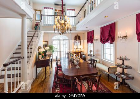 Salle à manger formelle avec escaliers menant à la bibliothèque du deuxième étage Banque D'Images