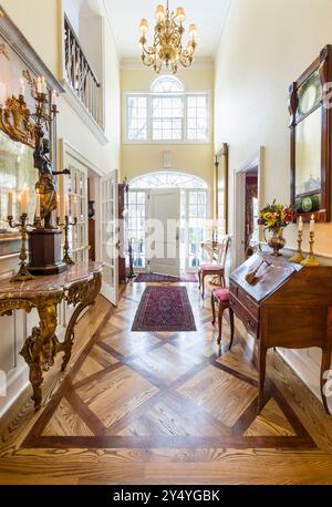 Couloir principal dans la maison avec des antiquités spectaculaires et parquet Banque D'Images