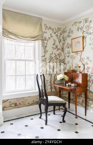 Table de maquillage antique et chaise dans la salle de bains principale Banque D'Images