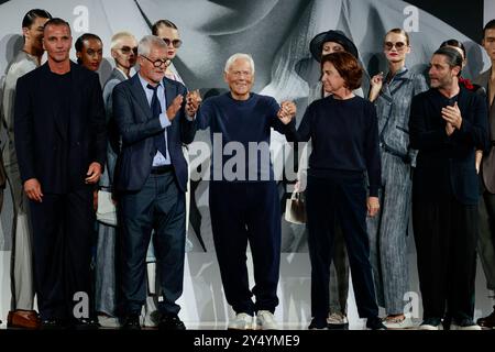 Milan, Italie. 19 septembre 2024. Giorgio Armani et Roberta Armani saluent les applaudissements du public au défilé Emporio Armani pendant les collections femme de la semaine de la mode de Milan - printemps/été 2025 le 19 septembre 2024 à Milan, Italie. Photo de Marco Piovanotto/ABACAPRESS. COM Credit : Abaca Press/Alamy Live News Banque D'Images