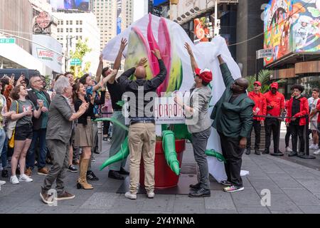 Ambiance lors du dévoilement de 'Little Shop of Horrors' de l'installation 'Audrey II' de Times Square à New York le 19 septembre 2024 pour célébrer le 5e anniversaire du renouveau musical Banque D'Images